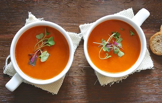 Zupa pomidorowa z mozarellą